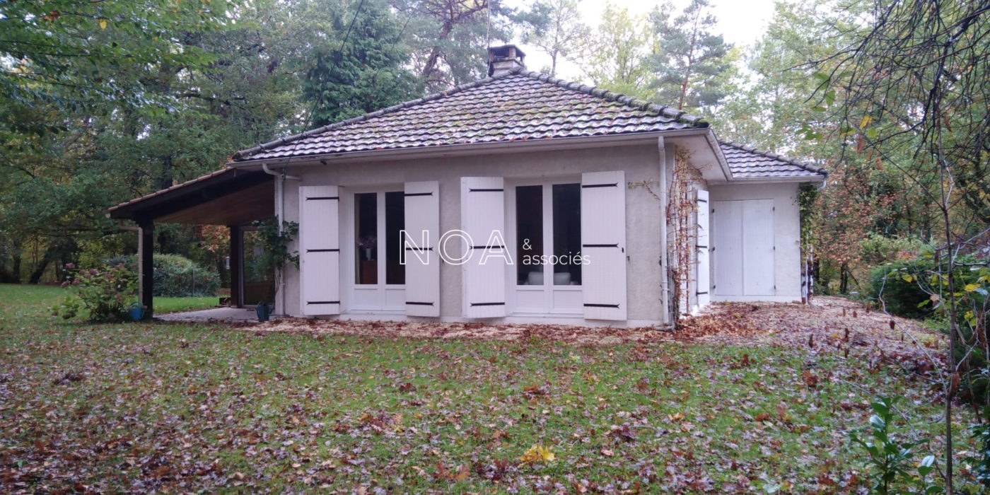 Maison traditionnelle avec vaste parc arboré