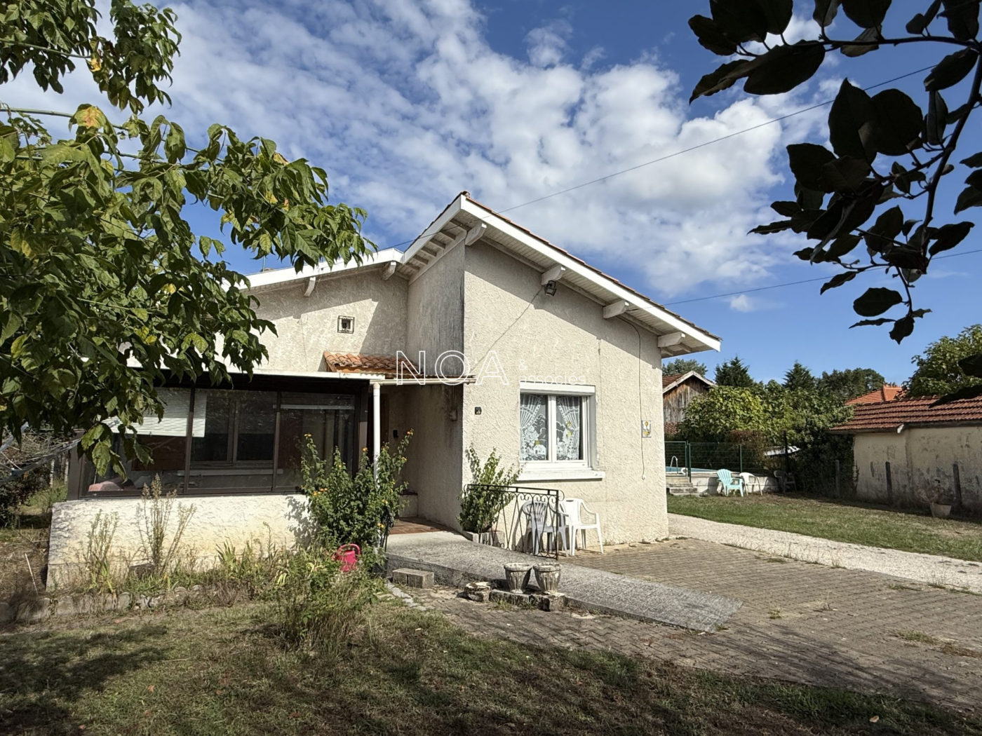 Maison traditionnelle avec piscine sur joli terrain