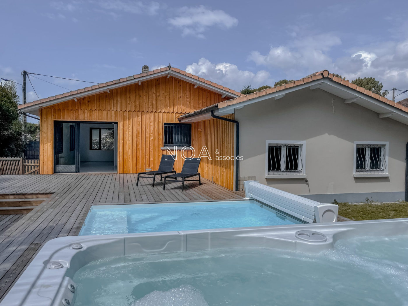 Maison rénovée avec piscine, bord de bassin