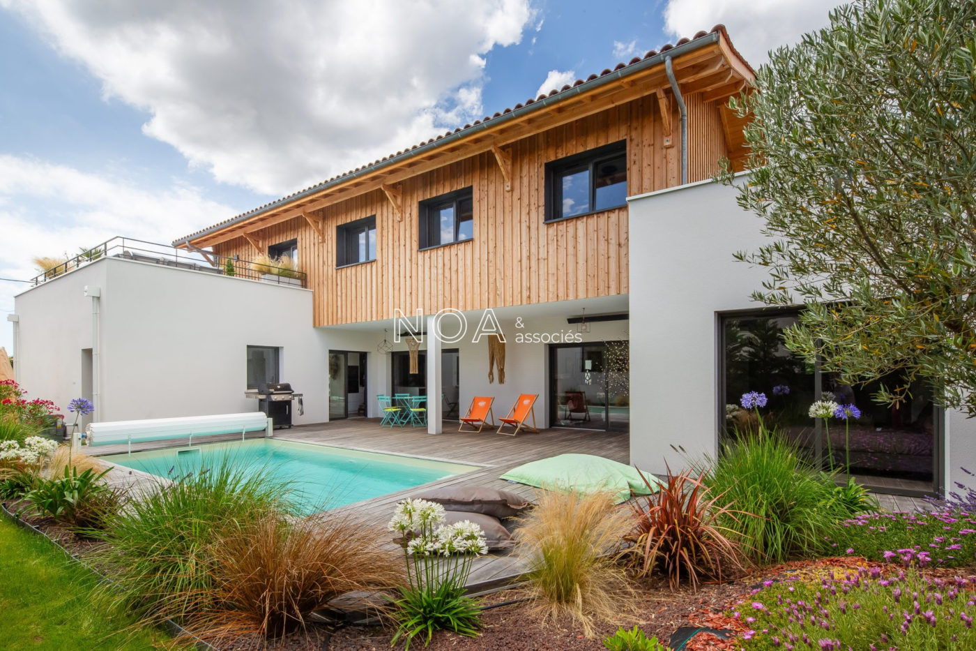 Vaste villa d'architecte avec piscine