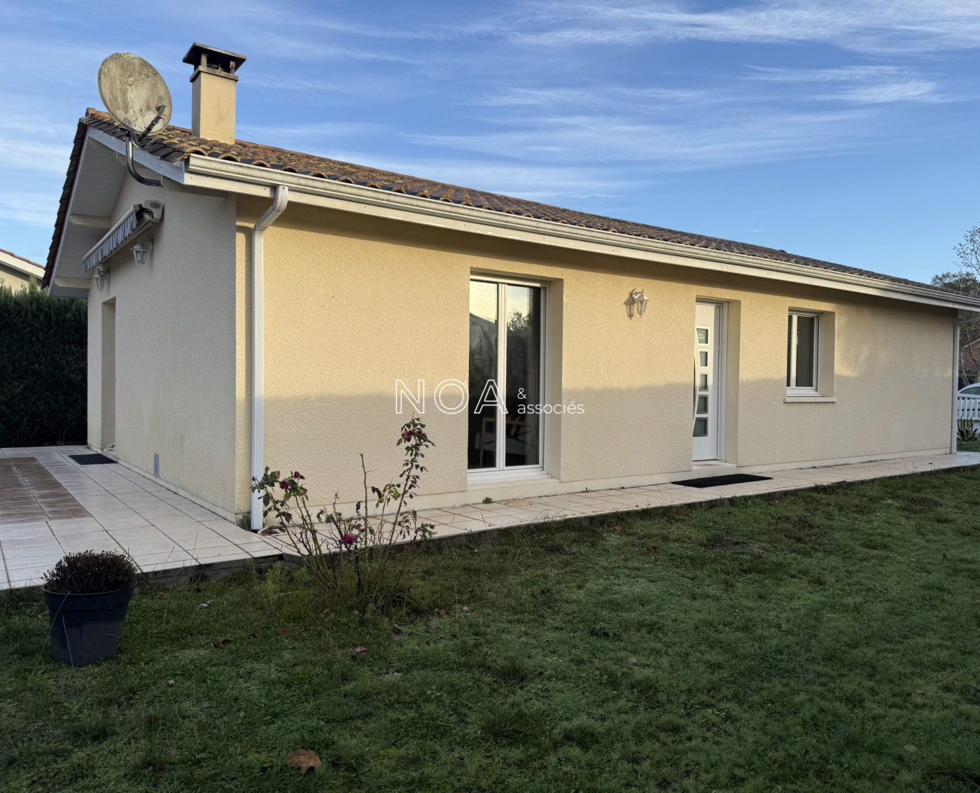 Maison traditionnelle sur joli  terrain