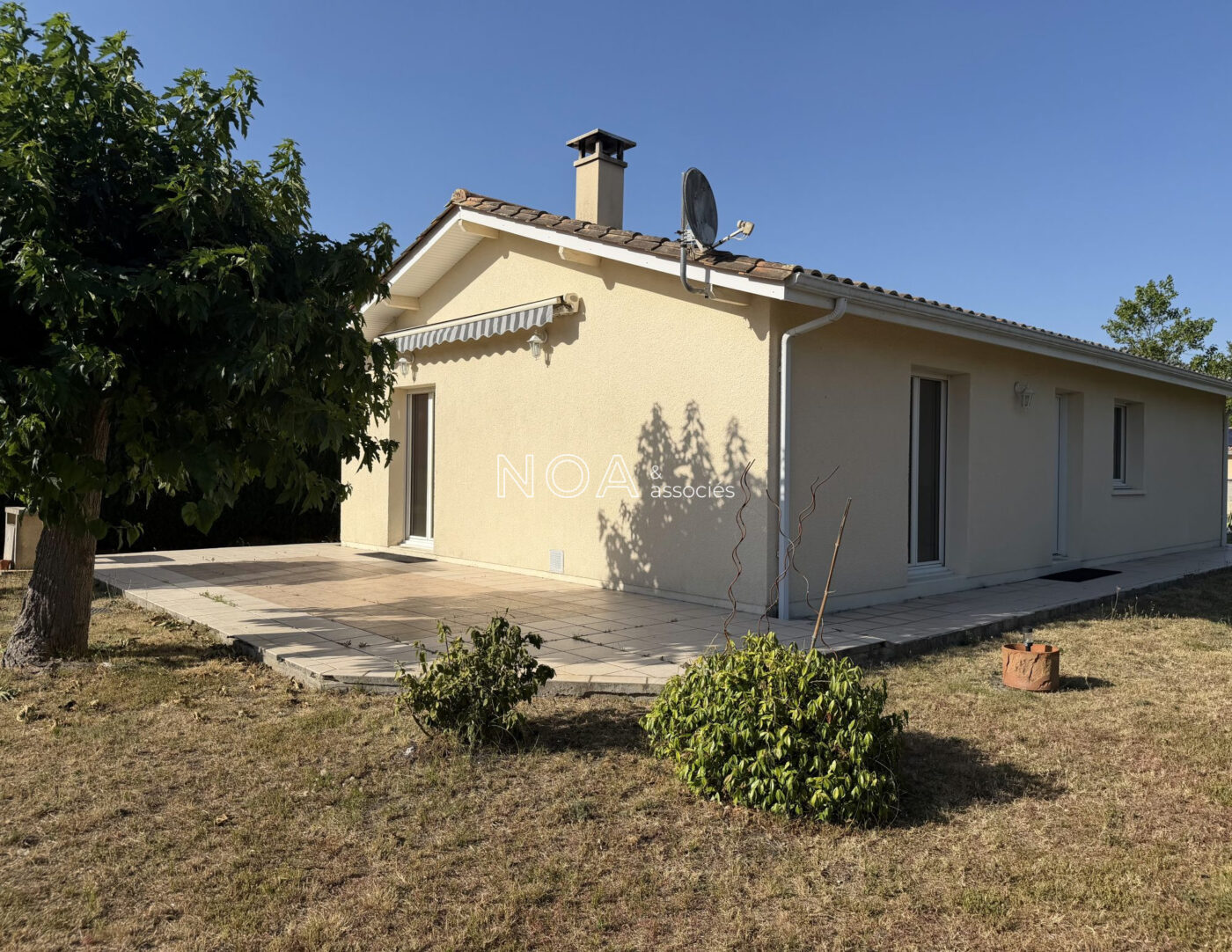Maison traditionnelle sur joli  terrain