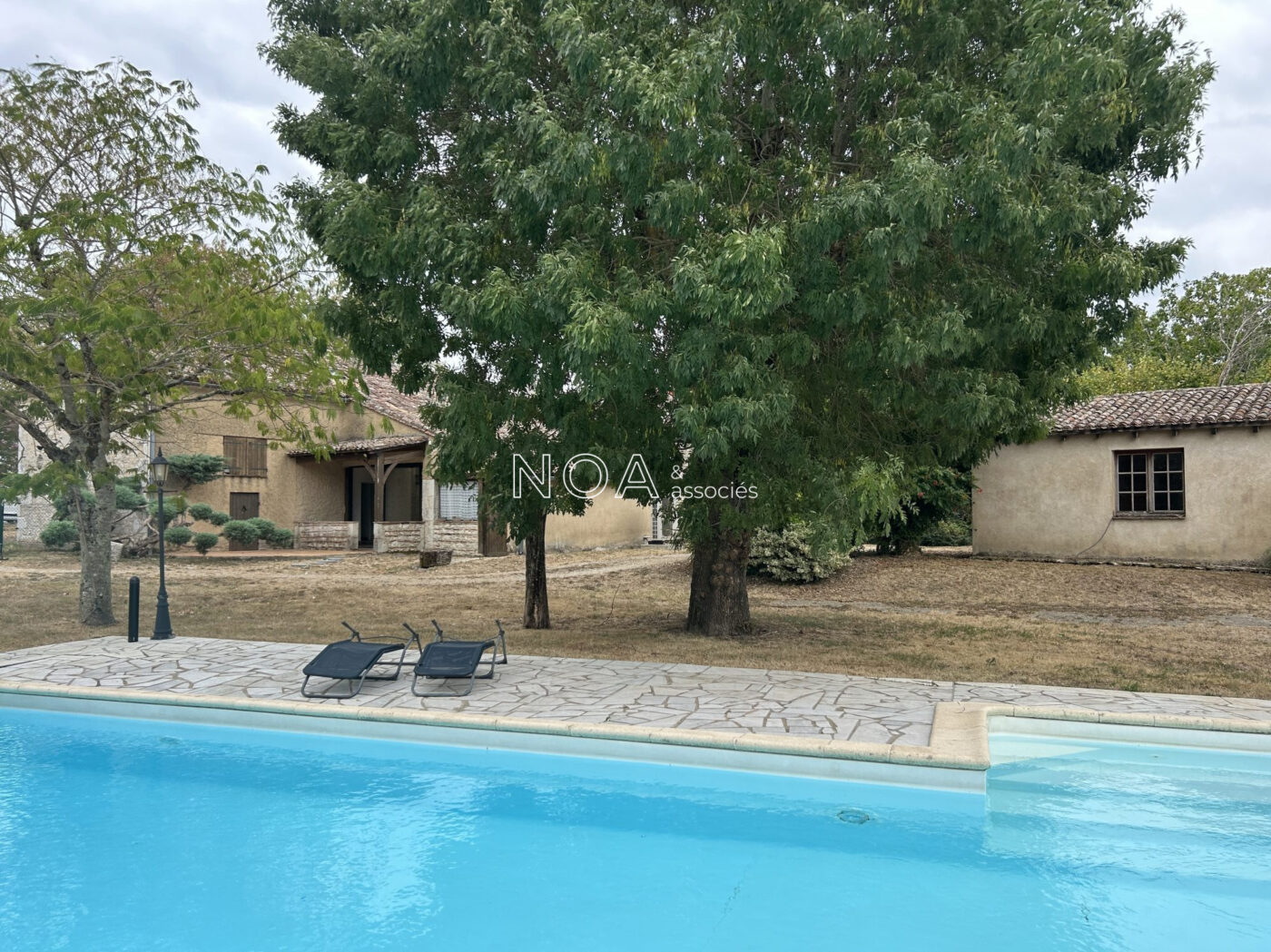 Maison en pierre, vue sur la vallée